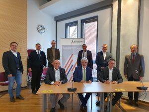 Foto von der Unterzeichnung des Positionspapiers der gemeinsamen Forderungen der IG zum Ausbau der Rems-, Murr- und Oberen Jagstbahn